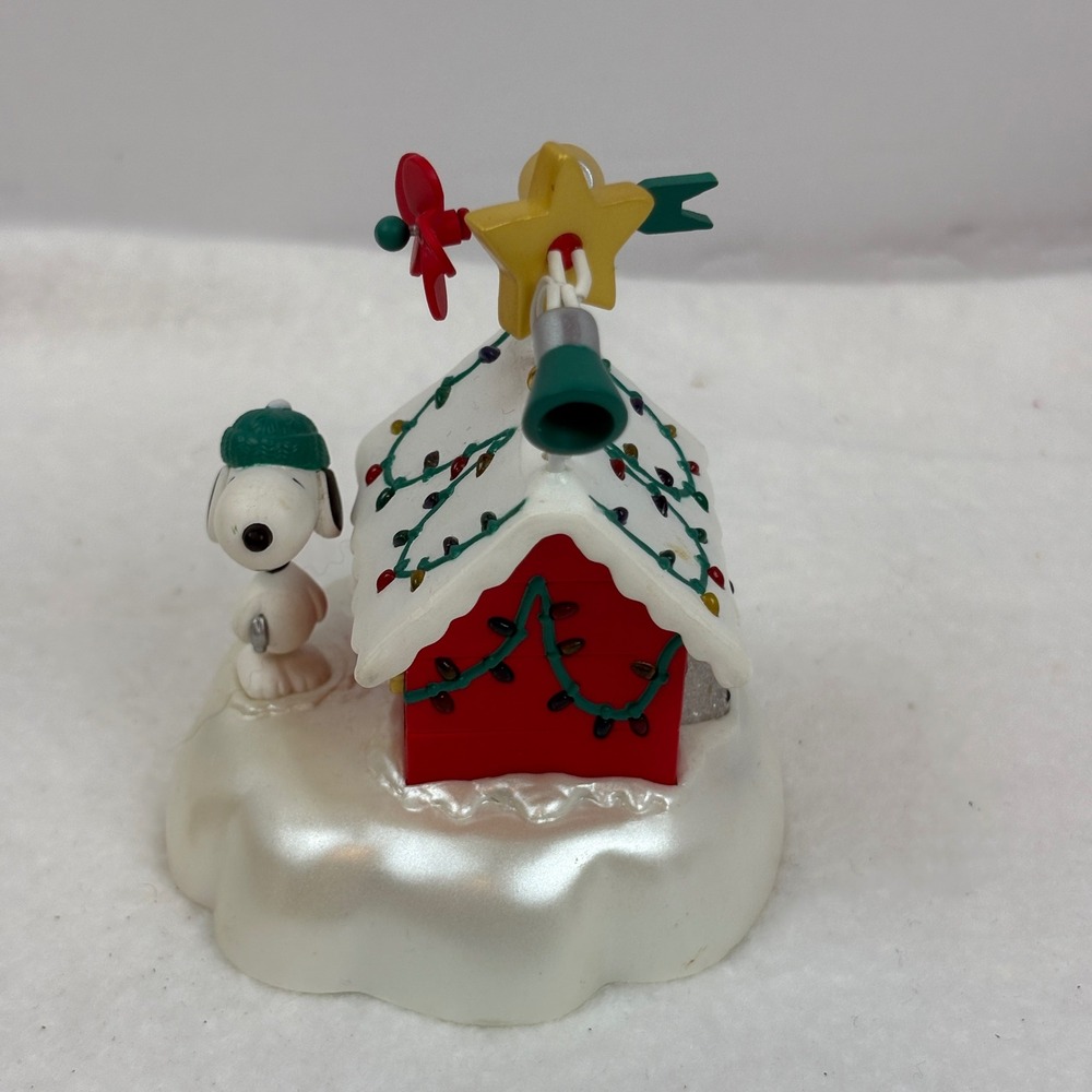 Hallmark Keepsake 2003 Snoopy World-Famous Christmas Decorator Music Tested
